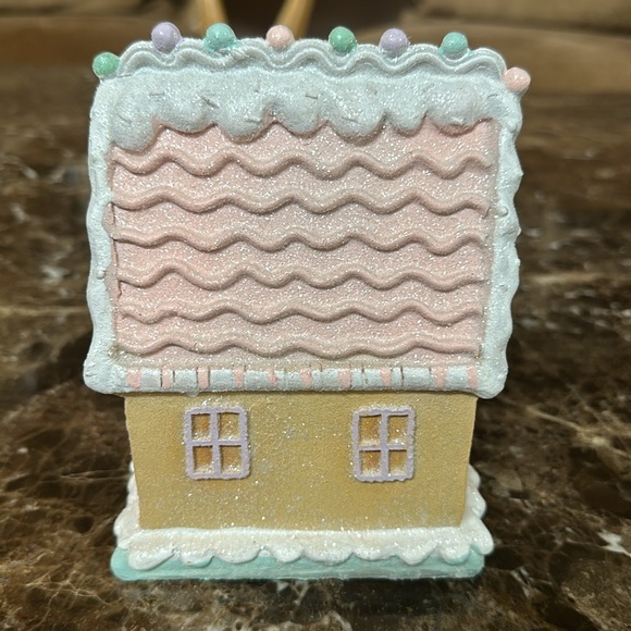 A Christmas gingerbread table decor. - Picture 3 of 4